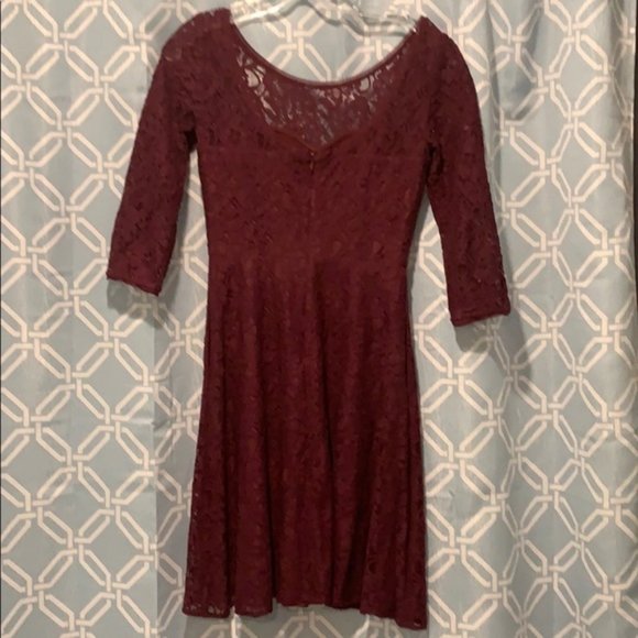 White House Black Market Adorable Burgundy Lace Dress with Sleeves size 0P EUC - Picture 2 of 3